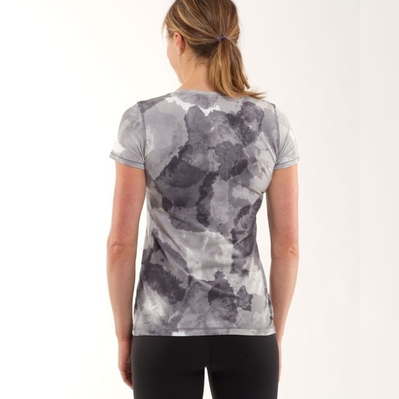 EUC Lululemon  Lively Crewneck Tee *Vitasea Size 4 (check measurements) - Picture 2 of 5